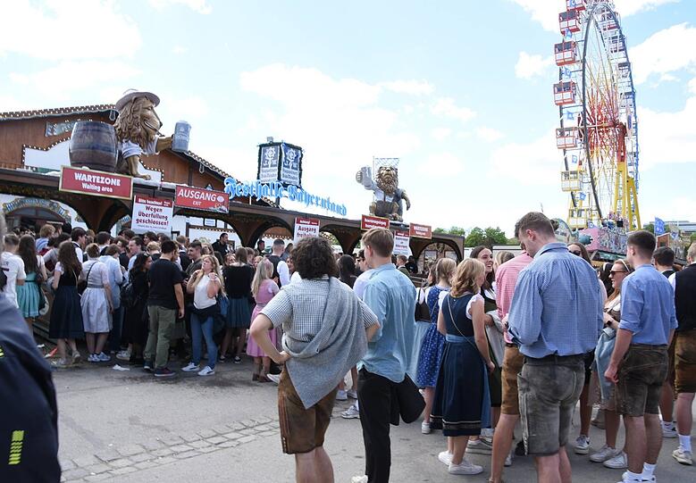 Für einen Besuch auf dem Frühlingsfest haben sich einige Gäste in Tracht geworfen.