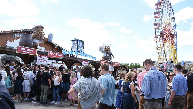 Für einen Besuch auf dem Frühlingsfest haben sich einige Gäste in Tracht geworfen. Für einen Besuch auf dem Frühlingsfest haben sich einige Gäste in Tracht geworfen.
