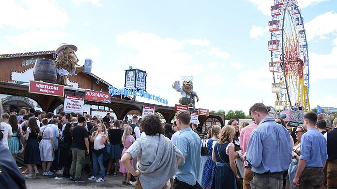 Für einen Besuch auf dem Frühlingsfest haben sich einige Gäste in Tracht geworfen.
