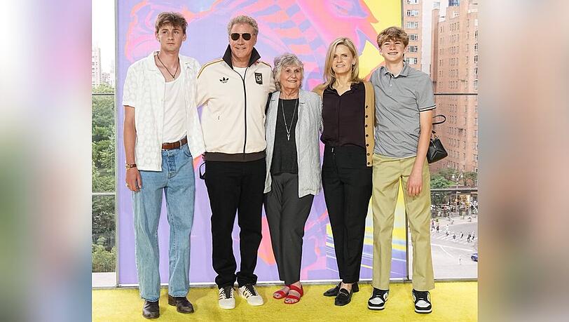 Schauspieler Will Ferell mit Mama Betty Kay Overman, Ehefrau Viveca Paulin und den beiden Söhnen Magnus Ferrell (l.) und Axel Ferrell (r.) bei der "Despicable Me 4"-Premiere am Sonntag in Jazz at Lincoln Center in New York City.