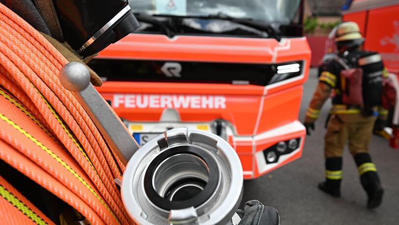 Feuerwehrleute waren in der Nacht noch mit dem L&ouml;schen der Lagerhalle besch&auml;ftigt. (Symbolbild)