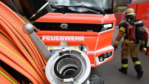 Feuerwehrleute waren in der Nacht noch mit dem L&ouml;schen der Lagerhalle besch&auml;ftigt. (Symbolbild)
