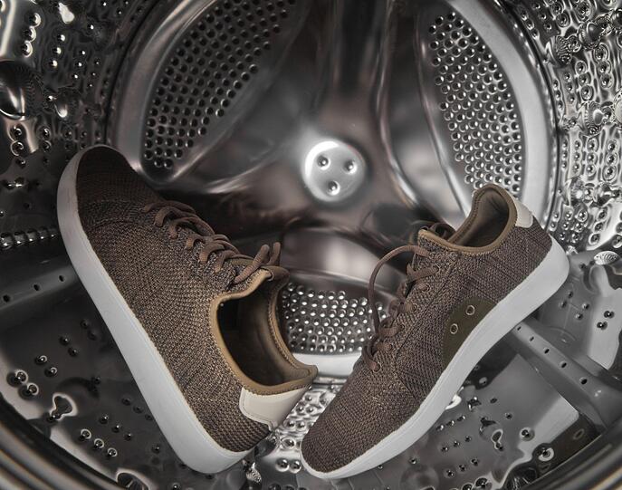 Sollte man auch Schuhe in den Trockner geben? Bei Leinenschuhen, die auch in die Waschmaschine dürfen, spricht nichts dagegen. Geben Sie sie aber in einen Wäschesack, damit Trockner und Schuhe geschont werden. Alle anderen Schuhe bitte auf der Leine trocknen. Sollte man auch Schuhe in den Trockner geben? Bei Leinenschuhen, die auch in die Waschmaschine dürfen, spricht nichts dagegen. Geben Sie sie aber in einen Wäschesack, damit Trockner und Schuhe geschont werden. Alle anderen Schuhe bitte auf der Leine trocknen.