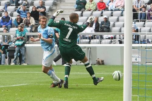 Kurioses Tor: Benny Lauth trifft mit dem Rücken zum Fürther Kasten zum 2:0.
