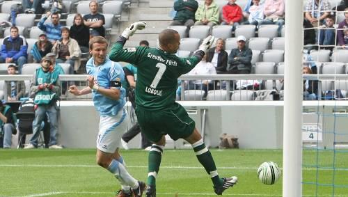 Kurioses Tor: Benny Lauth trifft mit dem Rücken zum Fürther Kasten zum 2:0. Kurioses Tor: Benny Lauth trifft mit dem Rücken zum Fürther Kasten zum 2:0.