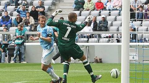 Kurioses Tor: Benny Lauth trifft mit dem Rücken zum Fürther Kasten zum 2:0.
