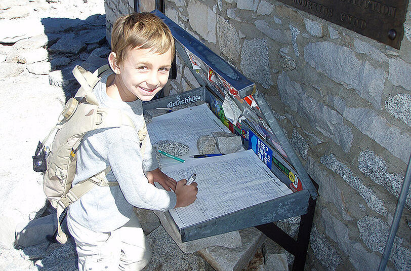 Mit sechs sah Tyler eine Sendung im Fernsehen über das Bergsteigen. Seitdem liebt er es, hohe Berge zu erklimmen.