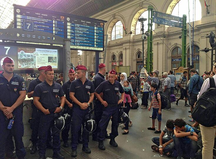 Die Polizei am Budapester Ostbahnhof ist vor Ort, greift aber nicht ein.