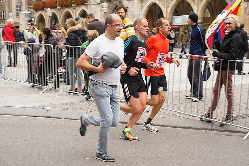 Die Läufer und Läuferinnen des 30. München Marathon am 11.20.2015