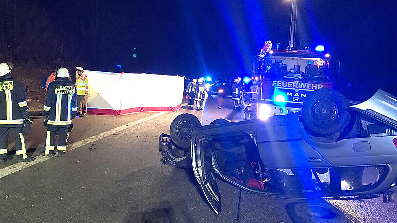 Der Fahrer des Kleintransporters wurde aus seinem Fahrzeug geschleudert und verstarb noch vor Ort. Die Bilder von der A9.