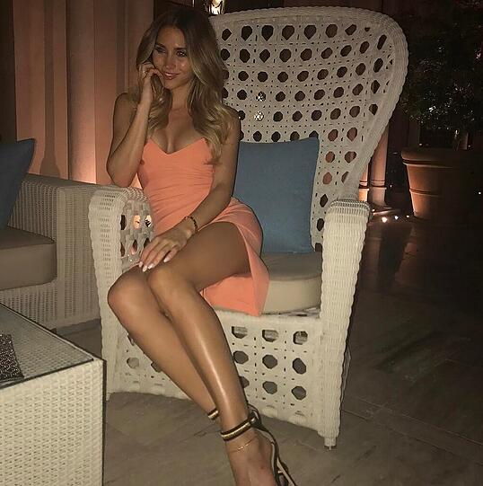 Ann-Kathrin Brömmel im kurzen Kleid