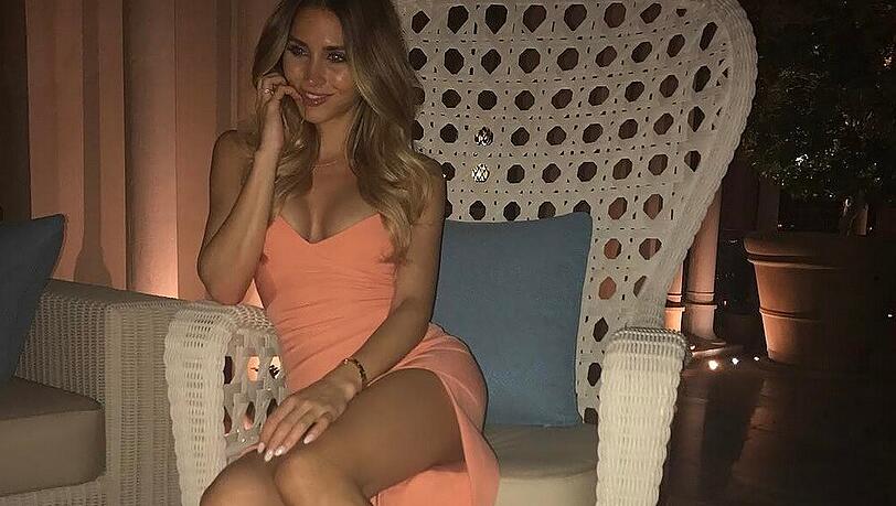 Ann-Kathrin Brömmel im kurzen Kleid Ann-Kathrin Brömmel im kurzen Kleid