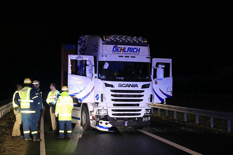 Am Dienstagabend startete ein 26-Tonner eine Amokfahrt und hinterließ eine Spur der Verwüstung. Die Hintergründe sind noch unklar.