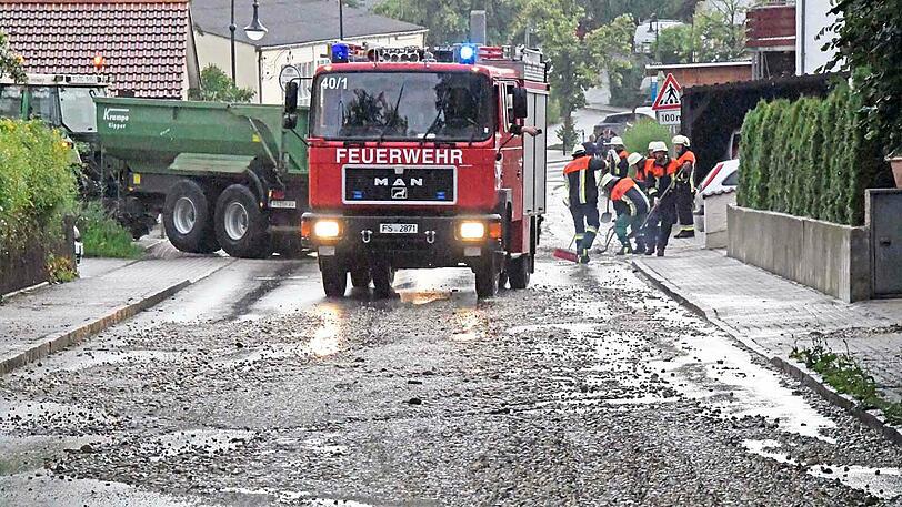 Die Gemeinde Allershausen wurde teilweise überschwemmt. Einsatzkräfte der Feuerwehr waren damit beschäftigt, Wasser- und Kiesmassen zu beseitigen.