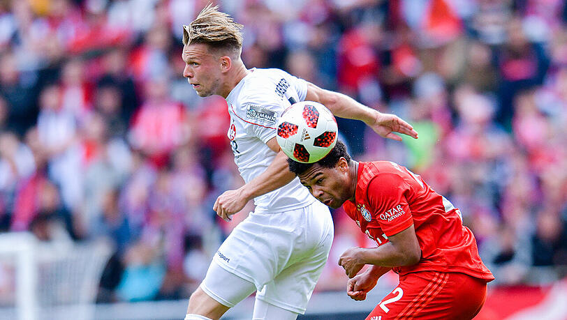 Kaiserslauterns Janek Sternberg (links) und Serge Gnabry vom FC Bayern kämpfen um den Ball.
