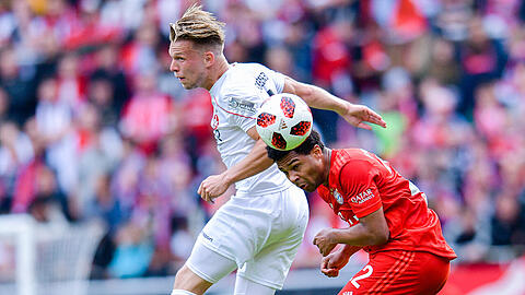 Kaiserslauterns Janek Sternberg (links) und Serge Gnabry vom FC Bayern kämpfen um den Ball.