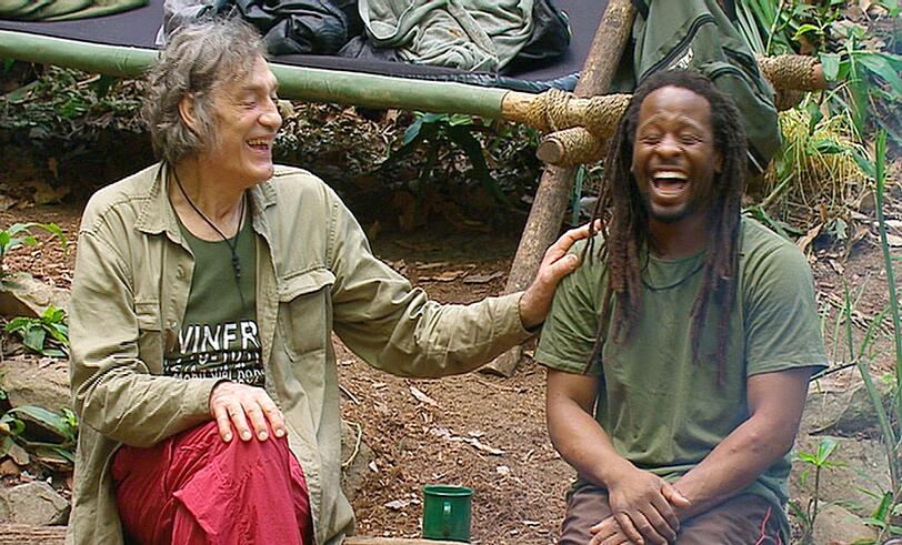 ...Mola Adebisi schmeißt sich weg vor Lachen.