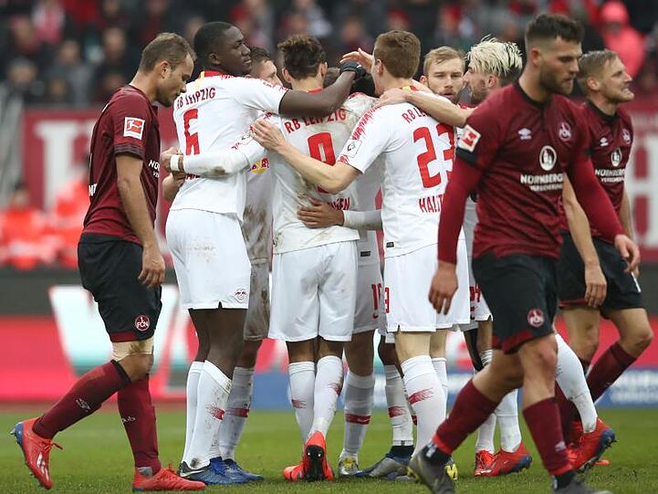 Leipzigs Lukas Klostermann (verdeckt) jubelt mit seinen Mannschaftskameraden über seinen Treffer zum 1:0.