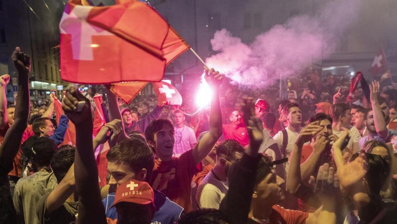 Schweizer Fans feiern in der Züricher Innenstadt.