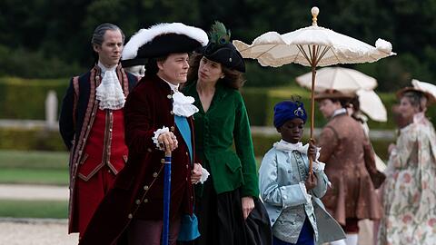 Mischen Hofstaat und Rangordnung in Versailles auf: Johnny Depp als Ludwig XV. und Maïwenn Le Besco als Jeanne Du Barry.