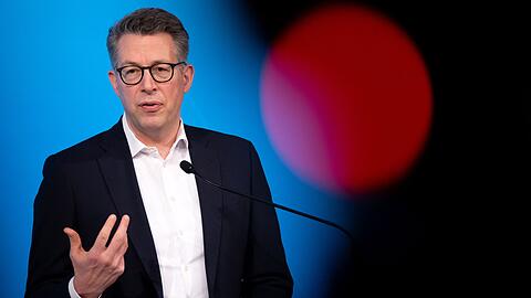 Kunstminister Markus Blume (CSU) hat in einer Antwort auf eine Anfrage der Grünen im Landtag Zahlen zur NS-Raubkunst genannt. (Archivfoto)