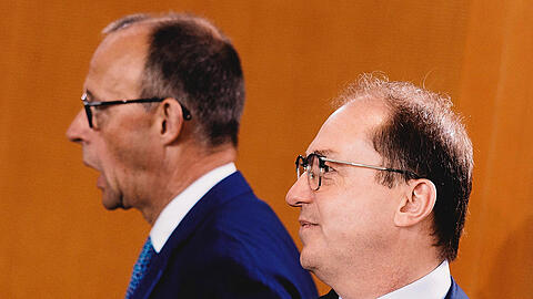 Ihre Parteien sind derzeit nicht auf einer Wellenlänge: Bundesinnenminister Alexander Dobrindt (CSU, r.) und CDU-Chef Friedrich Merz.