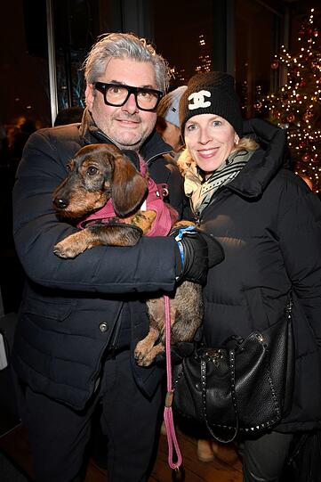 Der Münchner Sternekoch Hans Jörg Bachmeier kommt mit Frau Floriane Ramsauer und der kleinen Dackel-Dame Sophie zur Eröffnung der Polar Bar im Bayerischen Hof. Der Münchner Sternekoch Hans Jörg Bachmeier kommt mit Frau Floriane Ramsauer und der kleinen Dackel-Dame Sophie zur Eröffnung der Polar Bar im Bayerischen Hof.