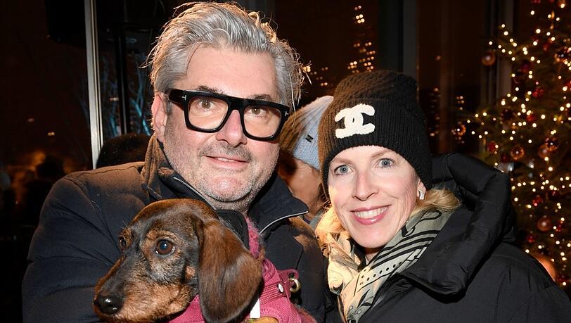 Der Münchner Sternekoch Hans Jörg Bachmeier kommt mit Frau Floriane Ramsauer und der kleinen Dackel-Dame Sophie zur Eröffnung der Polar Bar im Bayerischen Hof.