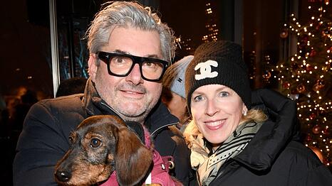 Der Münchner Sternekoch Hans Jörg Bachmeier kommt mit Frau Floriane Ramsauer und der kleinen Dackel-Dame Sophie zur Eröffnung der Polar Bar im Bayerischen Hof.
