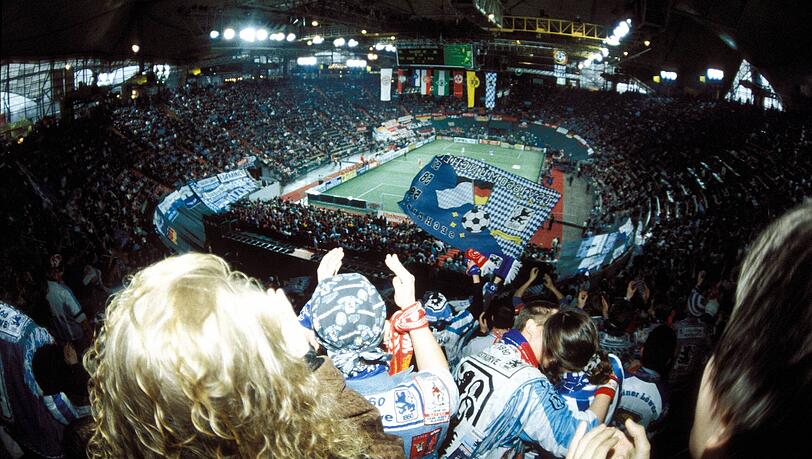 Jubelnde L&ouml;wen-Fans in der M&uuml;nchner Olympiahalle. In den 90er Jahren war das DFB-Hallen-Masters ein fester Bestandteil der Winterpause. 1996 holte der TSV 1860 nach dem Quali-Sieg von M&uuml;nchen in Dortmund den Meister-Titel.