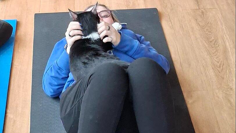 Eine spa&szlig;ige Ablenkung f&uuml;r die Teilnehmer: Spontanes Kuscheln mitten in der Yoga-&Uuml;bung.