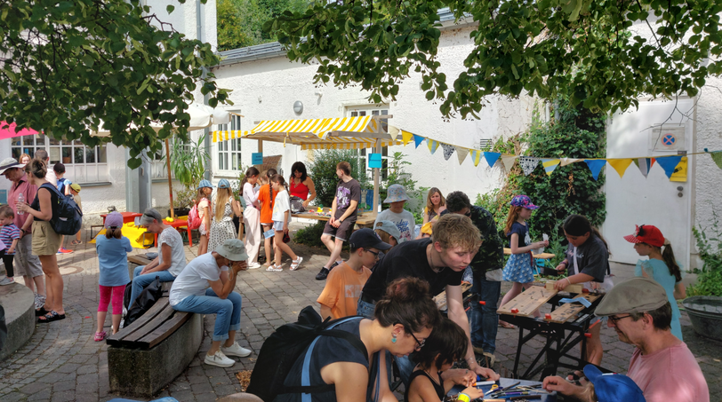 Gemeinsam den Sommer feiern. Gemeinsam den Sommer feiern.