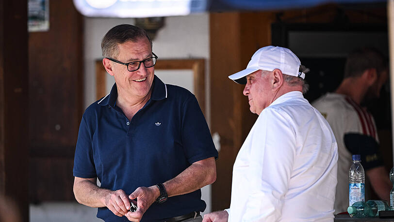Vorstandschef Jan-Christian Dreesen (l., mit Uli Hoeneß) wird seinen 2027 auslaufenden Vertrag verlängern. Vorstandschef Jan-Christian Dreesen (l., mit Uli Hoeneß) wird seinen 2027 auslaufenden Vertrag verlängern.
