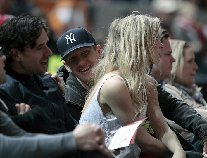Gut gelaunt: Bastian Schweinsteiger mit seiner Sarah beim Basketball