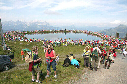 Hansis Jünger am Ufer des Speichersee.