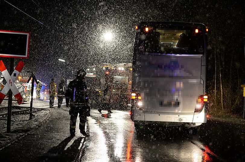 Tödlicher Unfall am Bahnübergang: Die Bilder vom Feuerwehreinsatz.