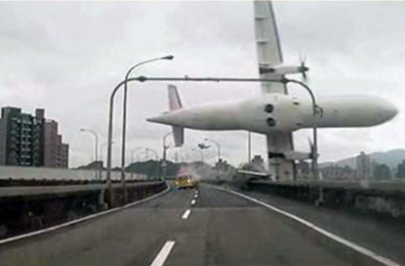 TransAsia Flug GE235: Der Absturz mitten in Taipeh wurde von Autofahrern gefilmt.