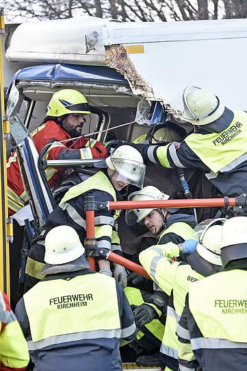 Die Bilder vom schweren Lkw-Unfall auf der A99.