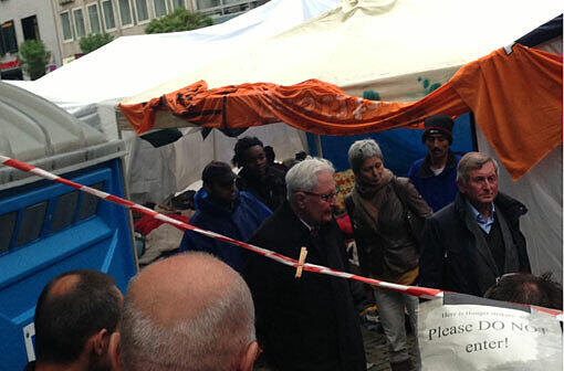 Hans-Jochen Vogel und Alois Glück besichtigen das Camp am Rindermarkt.