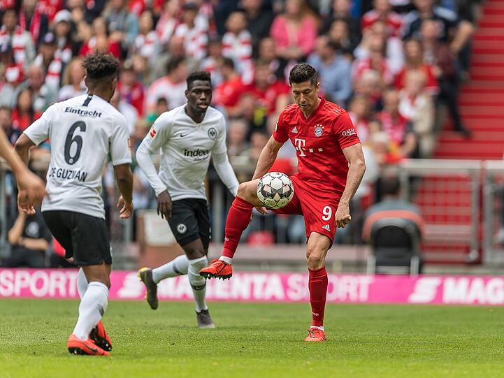 Robert Lewandowski, Note 3: Vergab in der ersten Halbzeit einige gute Möglichkeiten (9., 13.). Gefiel diesmal eher als Teamspieler. Der Pole darf sich über die doppelte Titelverteidigung freuen: Neben dem Meistertitel holte Lewy wie in der Vorsaison die Torjägerkanone &ndash; mit 22 Toren. Zwei Erfolge nacheinander gelangen zuletzt Ulf Kirsten (1997 und 1998).