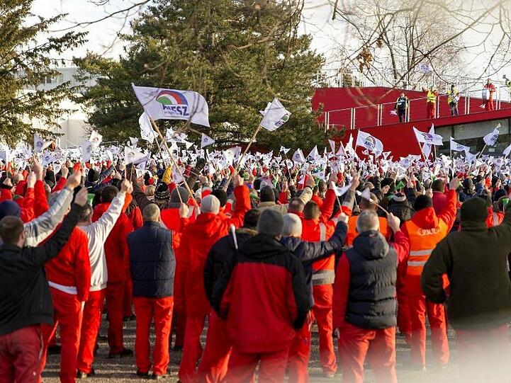 Gewerkschaftsmitglieder demonstrieren auf dem Audi-Werksgelände in Györ für mehr Lohn.