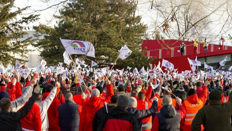 Gewerkschaftsmitglieder demonstrieren auf dem Audi-Werksgelände in Györ für mehr Lohn. Gewerkschaftsmitglieder demonstrieren auf dem Audi-Werksgelände in Györ für mehr Lohn.