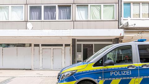 Die Polizei steht vor dem Wohnhaus des Tatverdächtigen in Duisburg.