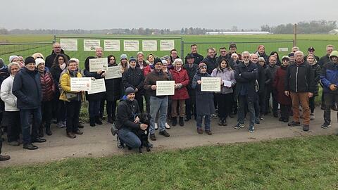 Anwohner aus Feldmoching protestieren gegen die Unterkunft auf einem Feld in ihrer Nachbarschaft.