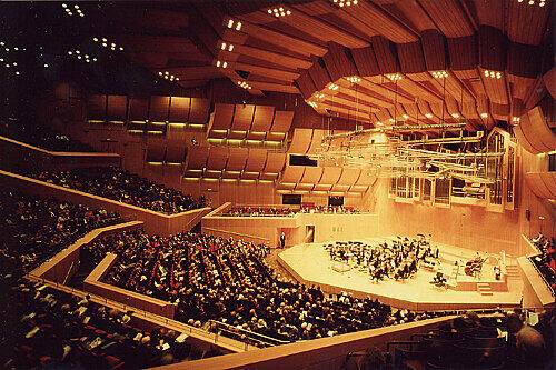 Schräge Töne um den Musentempel Gasteig. Statt eines feinen Musentempels
bekam die Stadt 1985 mit dem Gasteig nichts als Ärger. Es begann mit einer Kostenexplosion, dann hat die
Akustik nichts getaugt. Der Ärger hält bis heute an. Der Gasteig-Chefin schwebt für 200 Millionen eine Totalsanierung vor. Zu teuer, so der Stadtrat. Es gibt erst nur die dringlichsten Reparaturen:12 Millionen.