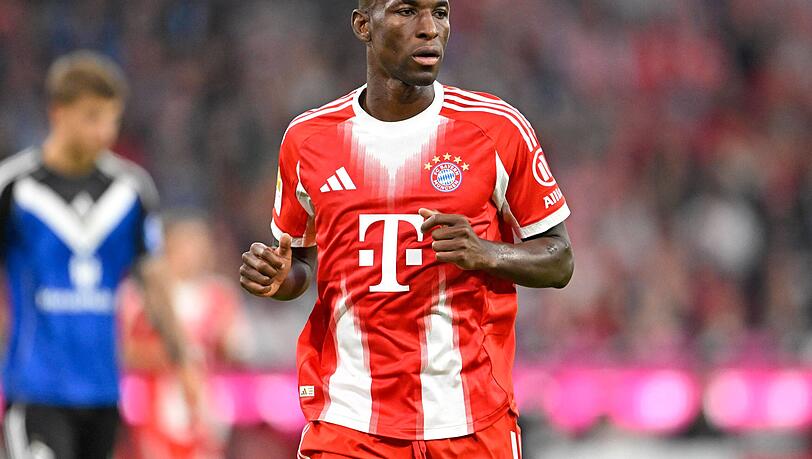 Groß, wuchtig, stämmig. Ein Brechertyp, der den Ball gerne mit der Sohle streichelt: FC-Bayern-Neuzugang Nicolas Jackson. Groß, wuchtig, stämmig. Ein Brechertyp, der den Ball gerne mit der Sohle streichelt: FC-Bayern-Neuzugang Nicolas Jackson.