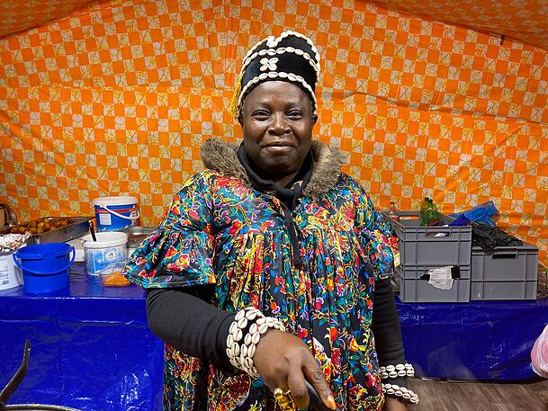 Jacqueline Reitzammer kocht schon seit vielen Jahren auf dem Tollwood. Wer alle Aromen ihrer Heimat Kamerun kennenlernen möchte, der bestellt bei ihr einen Probierteller.