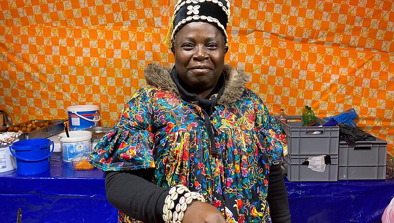Jacqueline Reitzammer kocht schon seit vielen Jahren auf dem Tollwood. Wer alle Aromen ihrer Heimat Kamerun kennenlernen möchte, der bestellt bei ihr einen Probierteller.
