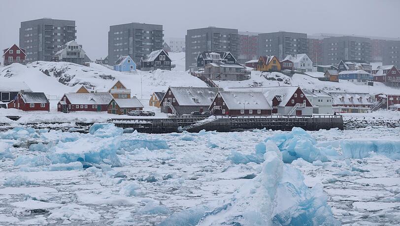 Dicke Eisschollen treiben vor Gr&ouml;nlands Hauptstadt Nuuk im Arktischen Ozean. Trump behauptet, Gr&ouml;nland f&uuml;r die US-Sicherheit zu ben&ouml;tigen.
