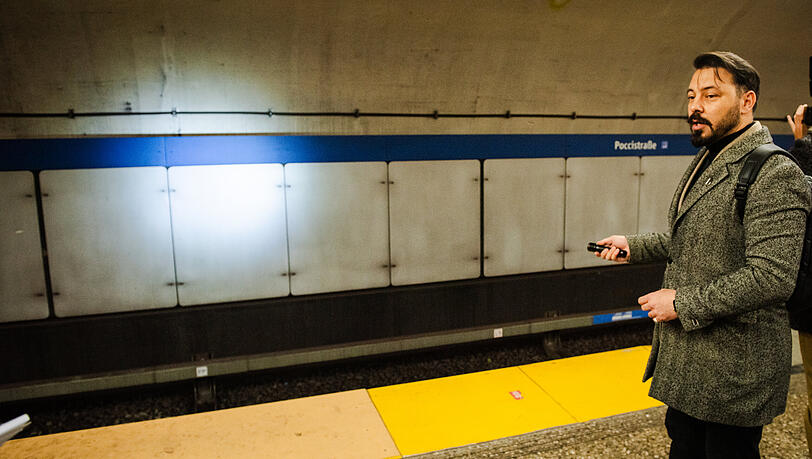 Mehmet D&ouml;nmez von der MVG zeigt, wo am U-Bahnhof Poccistra&szlig;e das Problem liegt.